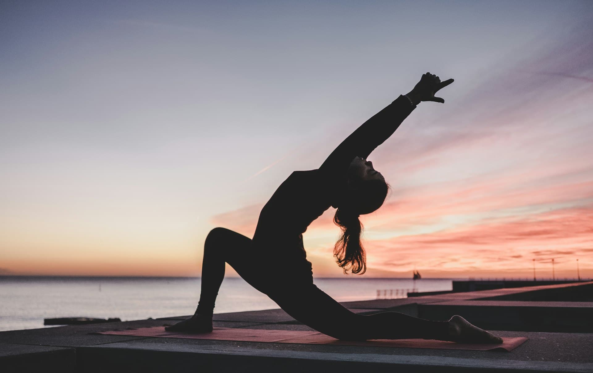 Práctica de yoga al atardecer — bienestar corporativo